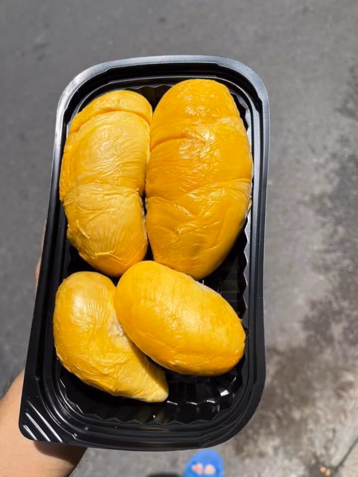 Vỏ sầu riêng Black Thorn mỏng hơn nhiều loại khác, gai trên vỏ nhỏ, có màu sậm nên được gọi là sầu riêng gai đen. Ảnh: Dân trí