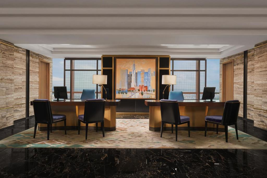 "Phòng nghỉ trong mơ" này có diện tích sử dụng 488m2, gồm hai phòng tắm lát đá cẩm thạch, chỗ ngủ cho tối đa 5 người, có đầu bếp riêng và chuyên gia pha chế theo yêu cầu. Ảnh: Booking