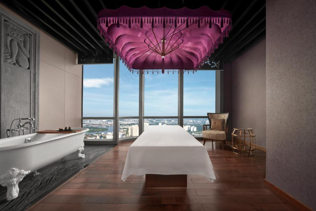 Mỗi phòng đơn đều có cửa sổ kính từ trần đến sàn, giúp du khách tận hưởng tối đa khung cảnh xung quanh. Ảnh: Booking