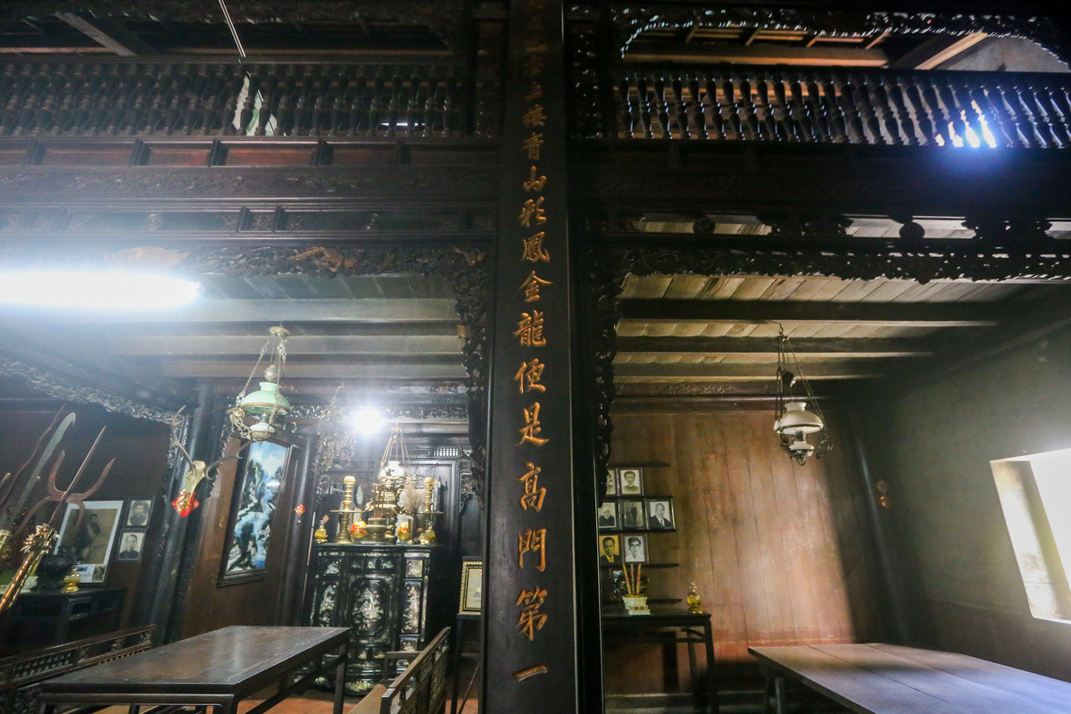 Trong nhà có một tầng lửng khá rộng, thoáng mát. Tầng dưới dùng để ở, sinh hoạt, tiếp khách. Ảnh: Khamphatayninh