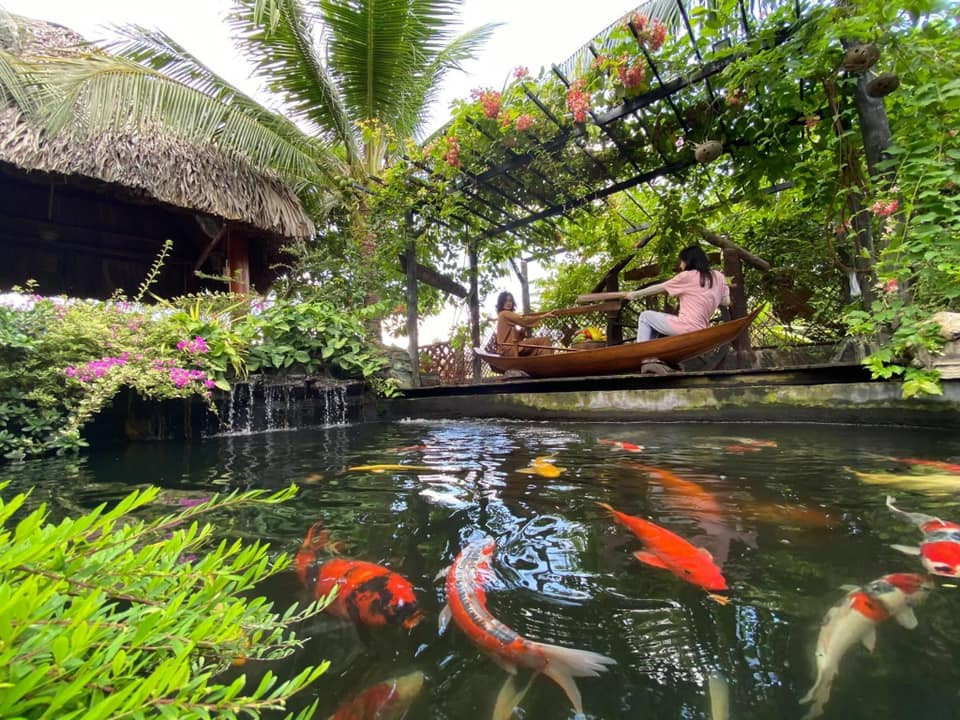 Hiện, công trình nhà dừa đã trở thành một trong địa điểm thu hút rất nhiều khách du lịch tại Vĩnh Long. Ảnh: Facebook