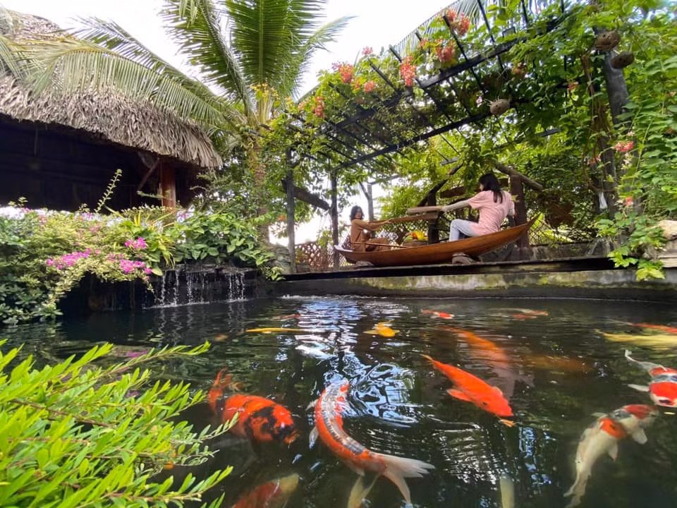 Hiện, công trình nhà dừa đã trở thành một trong địa điểm thu hút rất nhiều khách du lịch tại Vĩnh Long. Ảnh: Facebook