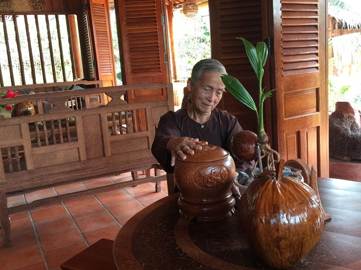 Nội thất trong nhà từ bàn ghế, giường, tủ thờ, bộ tách trà cũng được chế tác từ dừa. Ảnh: Facebook