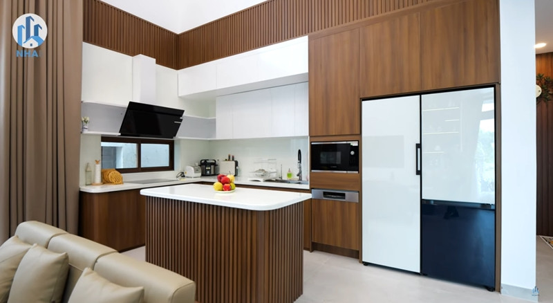 Nhà bếp liên thông với phòng khách để các thành viên trong gia đình gắn kết với nhau.