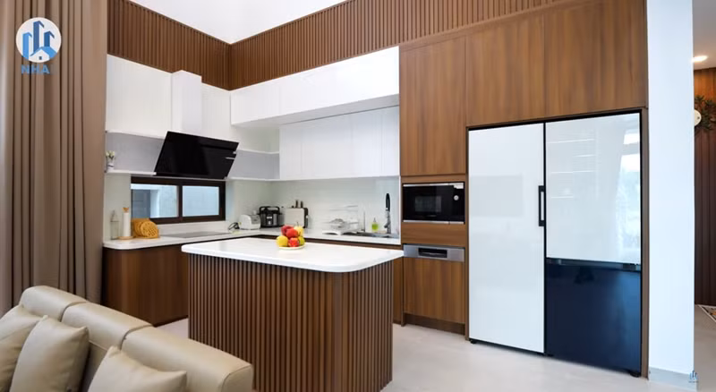 Nhà bếp liên thông với phòng khách để các thành viên trong gia đình gắn kết với nhau.
