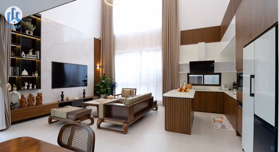 Nhà gồm 3 tầng, trong đó tầng 1 là không gian phòng khách, bếp và bàn ăn.