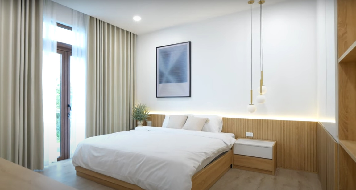 Trên tầng 2 còn có 2 phòng ngủ thiết kế như trong khách sạn 5 sao với gam màu trắng chủ đạo.