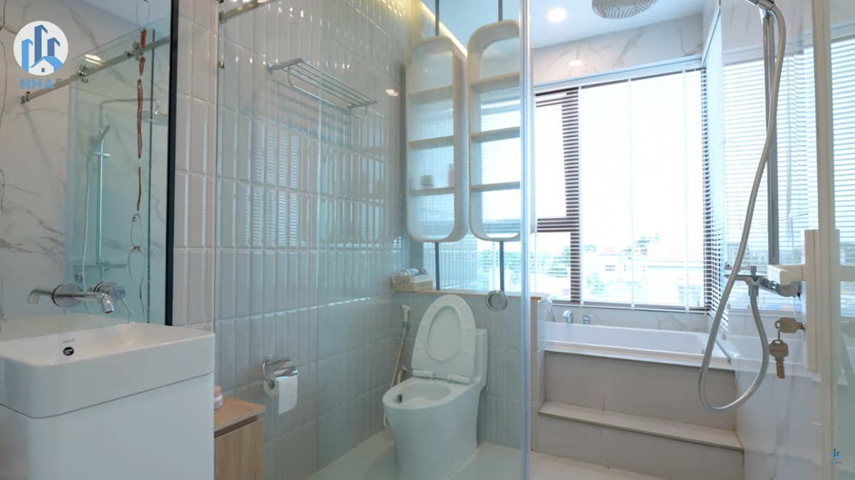 Phòng tắm tiện nghi, có cửa kính lớn ngắm nhìn cảnh quan bên ngoài. Nguồn ảnh: chụp màn hình NhaF