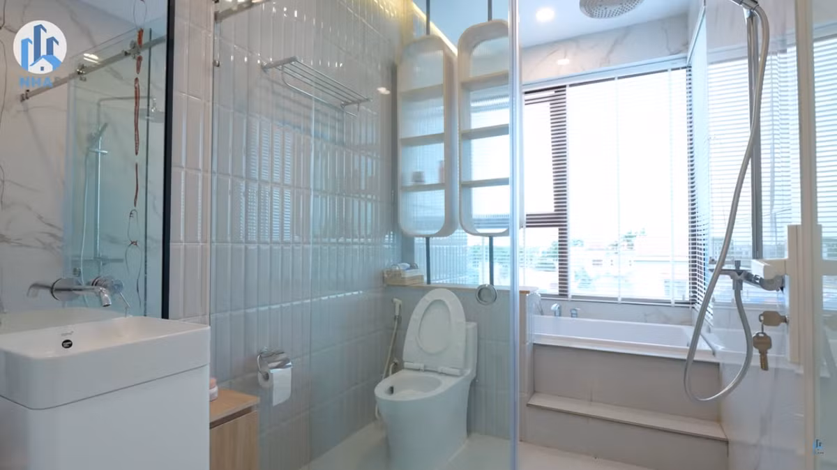 Phòng tắm tiện nghi, có cửa kính lớn ngắm nhìn cảnh quan bên ngoài. Nguồn ảnh: chụp màn hình NhaF