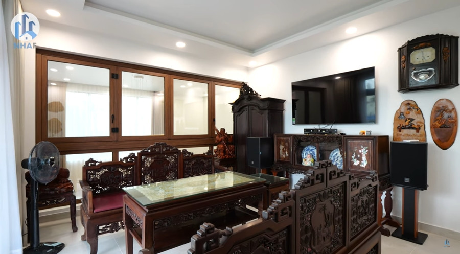 Tầng 2 có một phòng lưu giữ những món đồ nội thất cũ của ba mẹ.