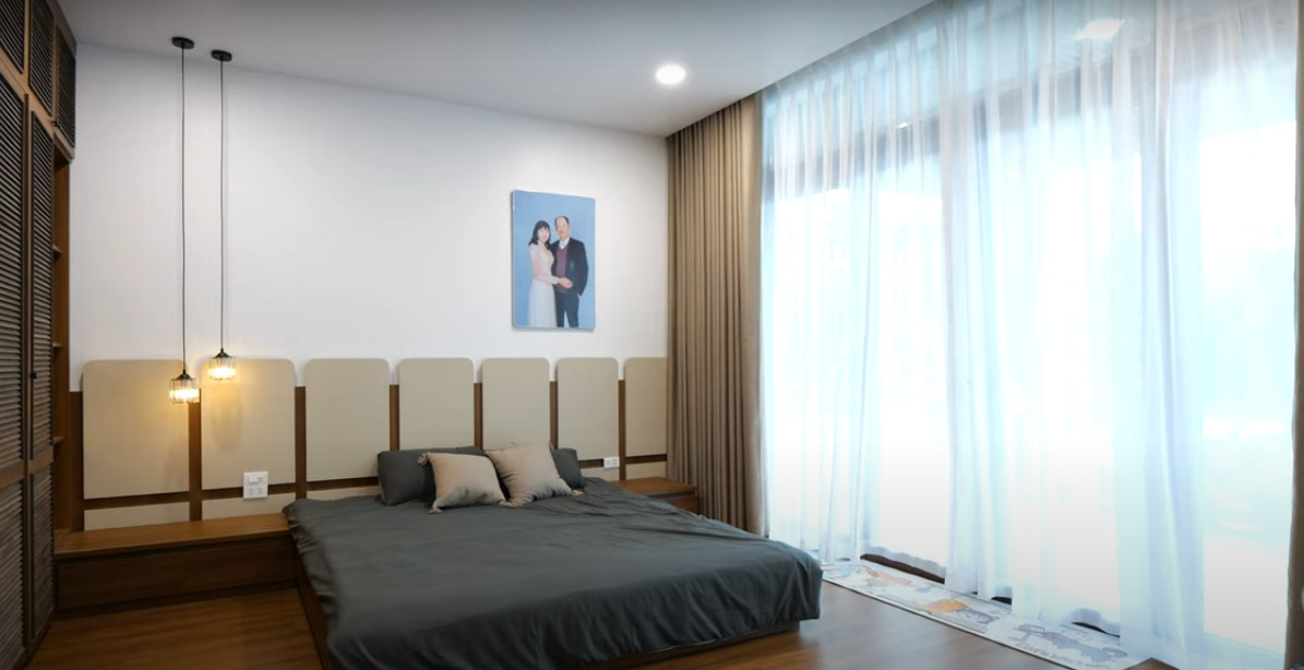 Phòng ngủ master tại tầng 1 có hai cửa vào, thiết kế như trong một khu resort.