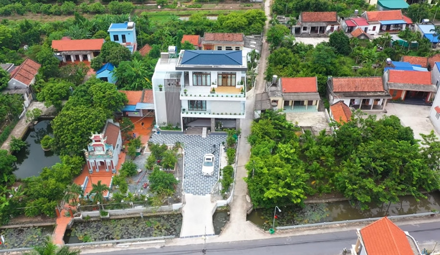 Mới đây, kênh YouTue NhaF giới thiệu ngôi nhà dành tặng cha mẹ của một người con gái ở Nam Định.