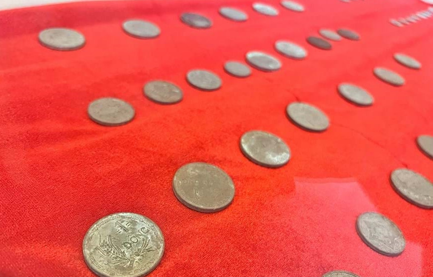 Những đồng tiền xu gắn với một thời kỳ lịch sử đấu tranh hào hùng của dân tộc Việt Nam. Ảnh: Vietnamplus