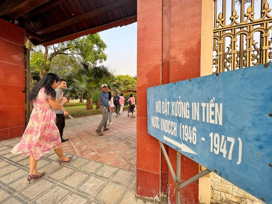  Nhà máy in tiền đầu tiên của nước Việt Nam Dân chủ Cộng hòa (1946-1947) nằm ở đồn điền Chi Nê (nay là xã Cố Nghĩa, huyện Lạc Thủy, tỉnh Hòa Bình). Tại đây, những tờ giấy bạc Cụ Hồ đầu tiên mang sứ mệnh lịch sử đã ra đời. Ảnh: Vietnamplus