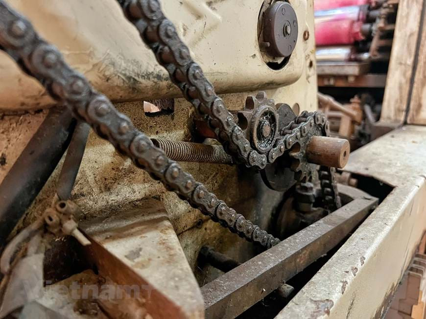 Từng chi tiết trên cỗ máy thô sơ. Ảnh: Vietnamplus