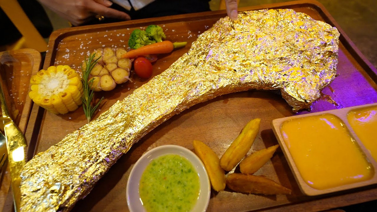 Bên cạnh đó, bò dát vàng 5,7 triệu đồng cho 300 gr thịt bò Wagyu cũng rất hút khách. Ảnh: Youtube