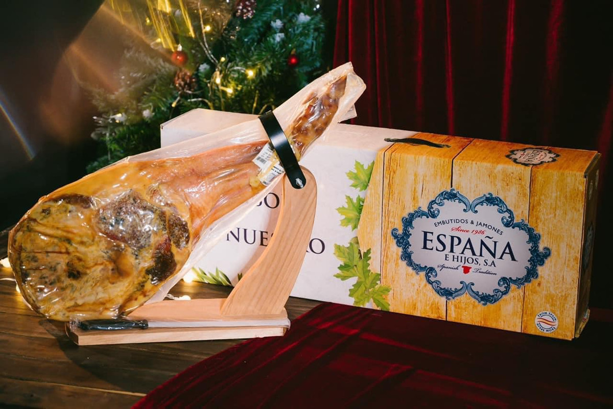 Không chỉ các mặt hàng hải sản, nhiều loại thực phẩm nhập khẩu từ Châu Âu, Nhật Bản cũng được ưa chuộng làm quà biếu Tết. Đắt đỏ nhất phải kể đến hộp quà đùi heo muối Iberico xuất xứ từ Tây Ban Nha, rẻ nhất 7,5 triệu đồng (trọng lượng 5 kg). Ảnh: Facebook