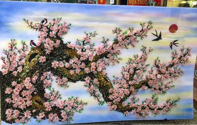 T rong các món quà Tết hot năm nay còn có tranh đá quý. Tuỳ vào kích thước, tranh đá có giá lên tới hơn 200 triệu đồng/bức... Ảnh: Tiền phong