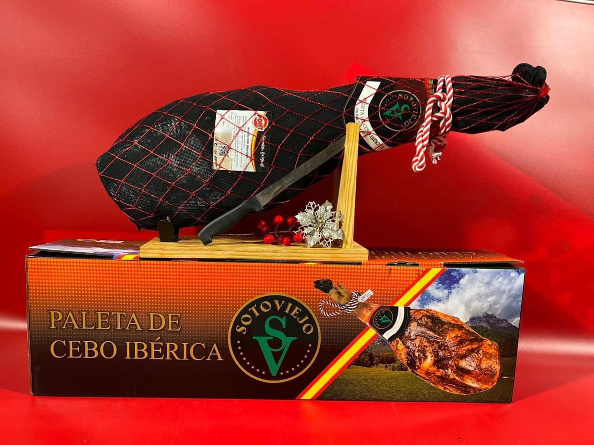 Đắt nhất là đùi heo đen, thời gian ủ muối 48 tháng, giá lên tới 34 triệu đồng (trọng lượng 10 kg). Ảnh: Facebook