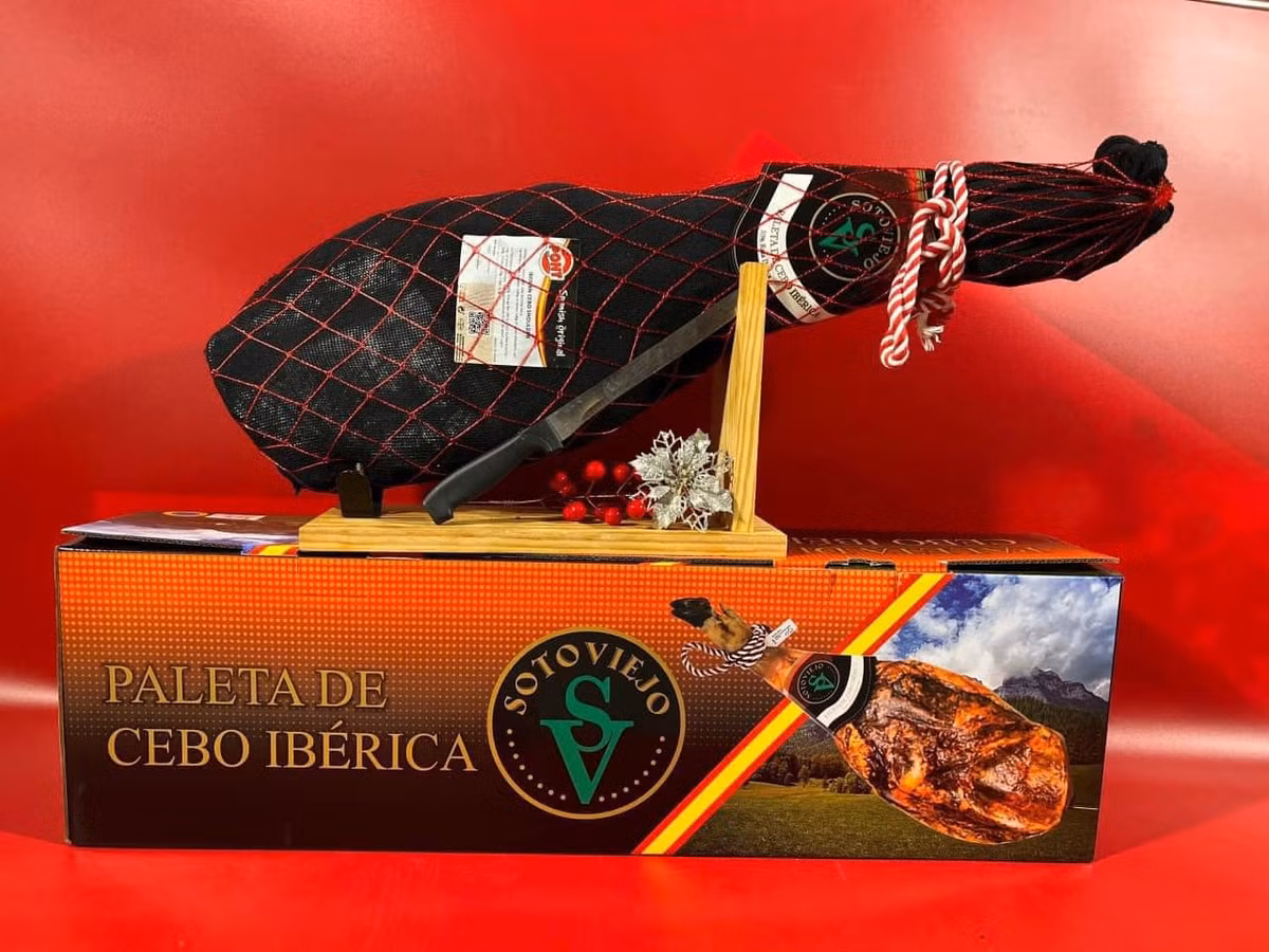 Đắt nhất là đùi heo đen, thời gian ủ muối 48 tháng, giá lên tới 34 triệu đồng (trọng lượng 10 kg). Ảnh: Facebook