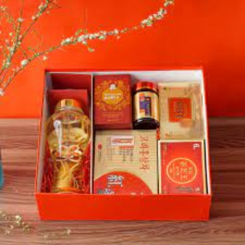 Năm nay, xu hướng mua rượu, bánh kẹo làm quà biếu Tết không còn được ưa chuộng. Thay vào đó là các mặt hàng thực phẩm xa xỉ có giá từ vài triệu đến hàng chục triệu đồng. Ảnh: Roots