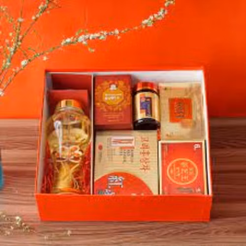 Năm nay, xu hướng mua rượu, bánh kẹo làm quà biếu Tết không còn được ưa chuộng. Thay vào đó là các mặt hàng thực phẩm xa xỉ có giá từ vài triệu đến hàng chục triệu đồng. Ảnh: Roots