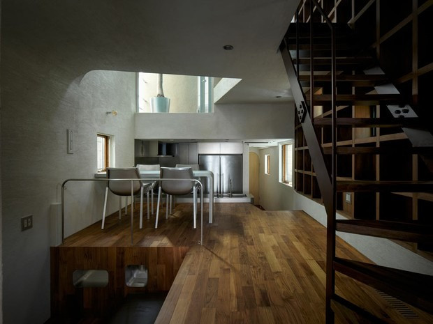 Các phòng được sắp xếp để tối đa hóa không gian có sẵn trên mảnh đất hẹp, với sơ đồ lệch tầng bao gồm hai tầng ở phía trước và ba tầng ở phía sau.