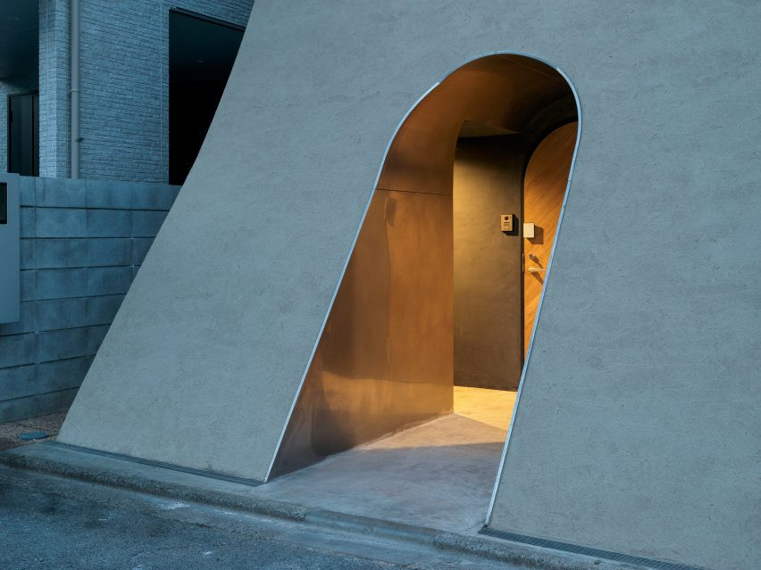 Theo đó, kiến trúc hình dung công trình là "một tòa nhà lơ lửng vài cm so với cuộc sống hàng ngày". Mặt tiền phía tây được thiết kế như một bức tường địa chấn cong vênh gợi lên sự trỗi dậy mạnh mẽ của đất, với một đường hầm xuyên qua bức tường dẫn đến lối vào.