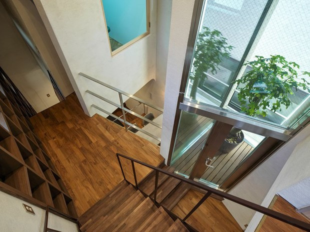 Đi qua lối vào, du khách sẽ bước vào nhà bếp và khu vực ăn uống với chiếc bàn cong lạ mắt.