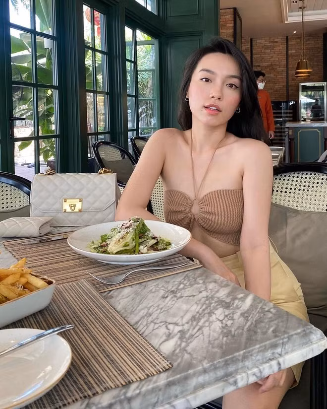 Khi đã trở thành gương mặt KOL quen thuộc, Lê Hà Trúc không ngần ngại chia sẻ về mức lương đáng mơ ước. Trong một chương trình, Hà Trúc từng tiết lộ thu nhập “khủng”, có thể lên tới vài tỷ một tháng. Ành: FBNV