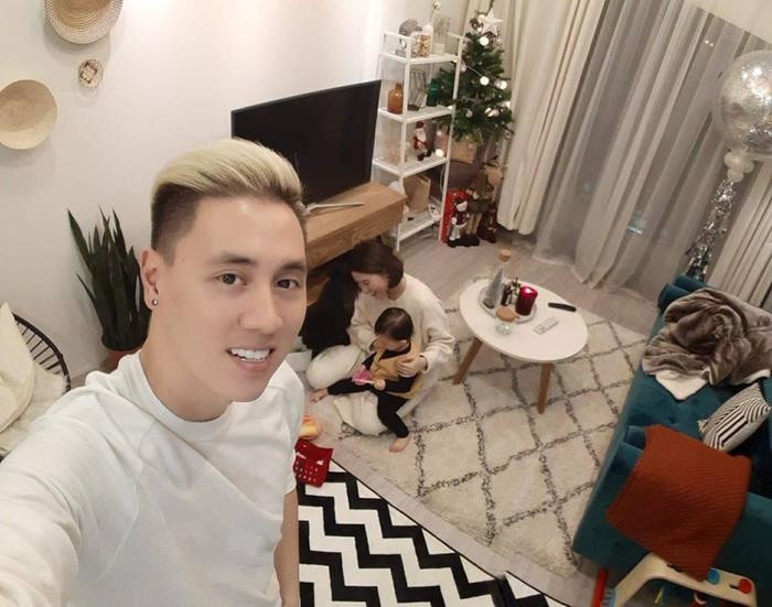 Chỉ sau 2 năm kết hôn, Kiên Hoàng và Heo Mi Nhon đã mua được căn hộ đầu tiên rộng 95 mét vuông được thiết kế với phong cách châu Âu. Cặp đôi mất gần 5 tháng để trang hoàng cho căn nhà với tổng chi phí trang trí lên tới 600 triệu đồng. Ảnh: Saostar