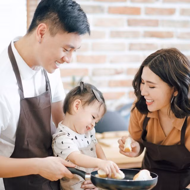 Gia đình Cam Cam (gồm bố Kiên Hoàng, mẹ Loan Hoàng, cô con gái nhỏ Cam Cam và một bé cún cưng mang tên Chun Chun) không chỉ hoạt động trên Facebook, Instagram, mà còn có riêng kênh YouTube chia sẻ tất cả mọi thứ về chủ đề gia đình, ẩm thực, du lịch... Ảnh: Internet