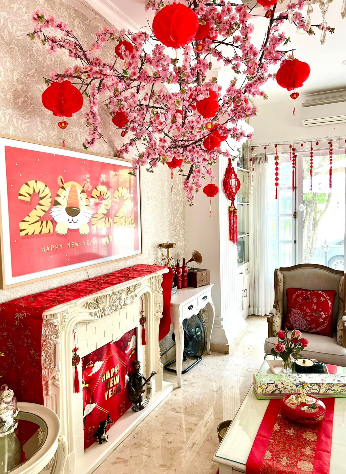 Bên trong nhà cũng đậm không khí xuân với đèn lồng, câu đối đỏ, tràng pháo đỏ, bao lì xì.