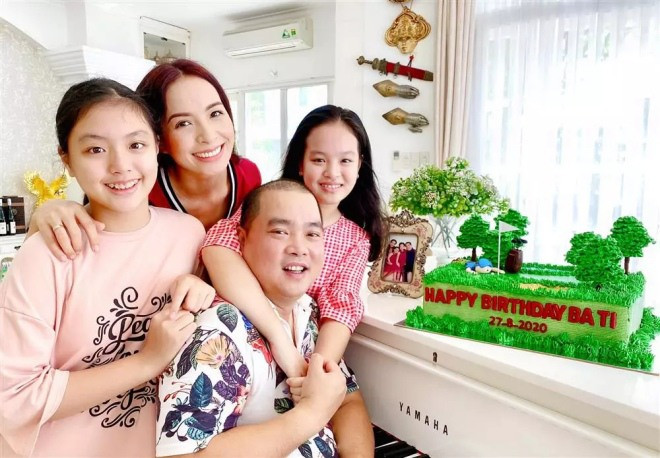 Từng có khoảng thời gian khó khăn nhưng sau hơn 15 bên nhau, vợ chồng Thuý Hạnh - Minh Khang có cuộc sống viên mãn và sở hữu khối tài sản đồ sộ. Trong đó, phải kể đến căn biệt thự trị giá nửa triệu đô ở quận 9 (TP HCM).