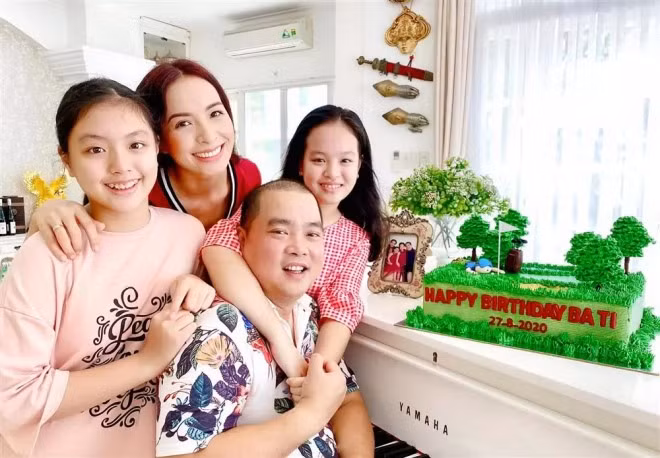 Từng có khoảng thời gian khó khăn nhưng sau hơn 15 bên nhau, vợ chồng Thuý Hạnh - Minh Khang có cuộc sống viên mãn và sở hữu khối tài sản đồ sộ. Trong đó, phải kể đến căn biệt thự trị giá nửa triệu đô ở quận 9 (TP HCM).