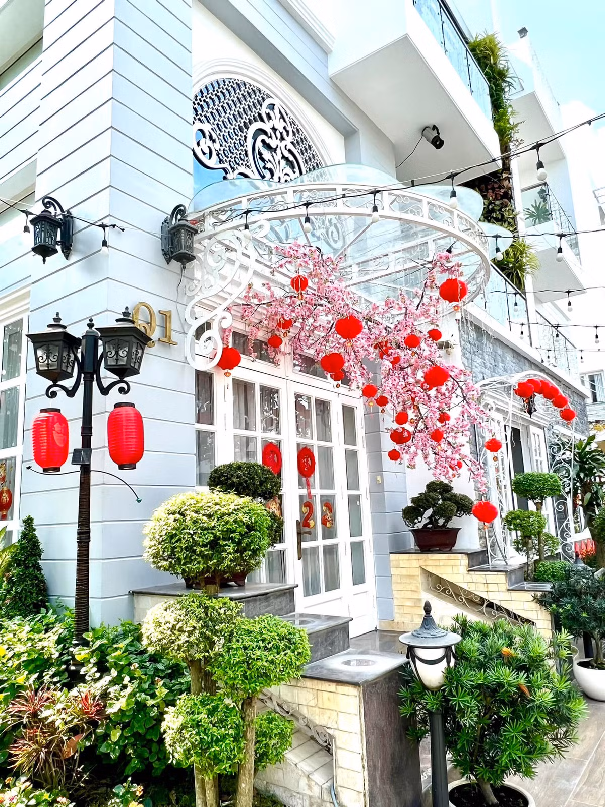 Vào dịp Tết, căn biệt thự được phủ kín sắc đỏ từ trong ra ngoài.