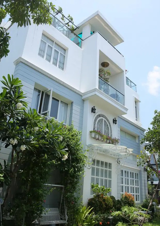 Biệt thự của Thuý Hạnh rộng 200m2, lấy tông trắng làm chủ đạo, kiểu dáng sang trọng, hiện đại.