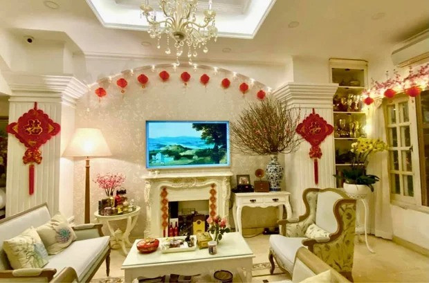 Tầng trệt mang phong cách châu Âu cổ điển bao gồm phòng khách, phòng bếp và bàn ăn liên thông với nhau.