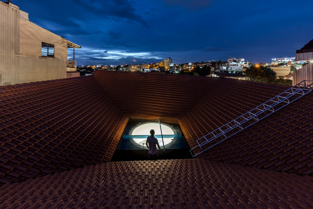 Để tận dụng không khí mát mẻ tại địa phương, ngói đóng vai trò như một đòn bẩy đưa không khí mát vào nhà dưới dạng cửa chớp và đối lưu luồng không khí này.