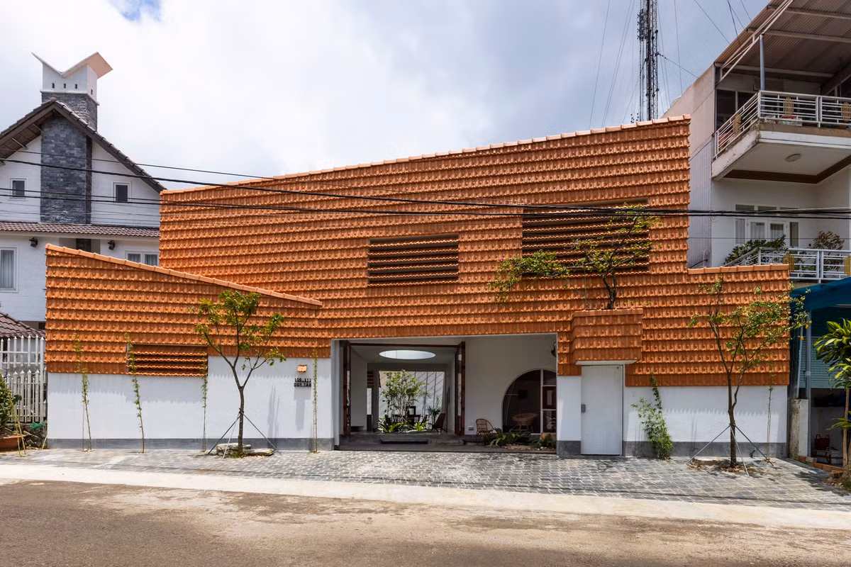 Tọa lạc tại TP Bảo Lộc (tỉnh Lâm Đồng), Nhà Ngói có tổng diện tích 252 m2. Ngôi nhà là nơi ở của một gia đình ấm áp, giàu tình cảm, có cả người già lẫn trẻ nhỏ.