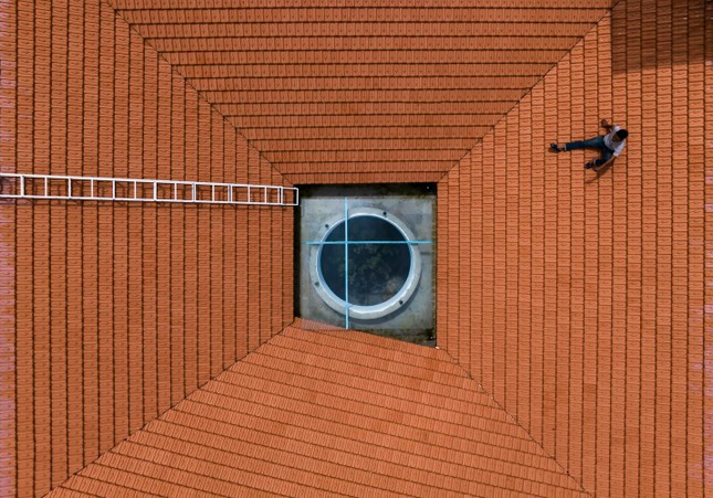 Gia chủ có thể đi bộ trên mái ngói và ngắm cảnh xung quanh.