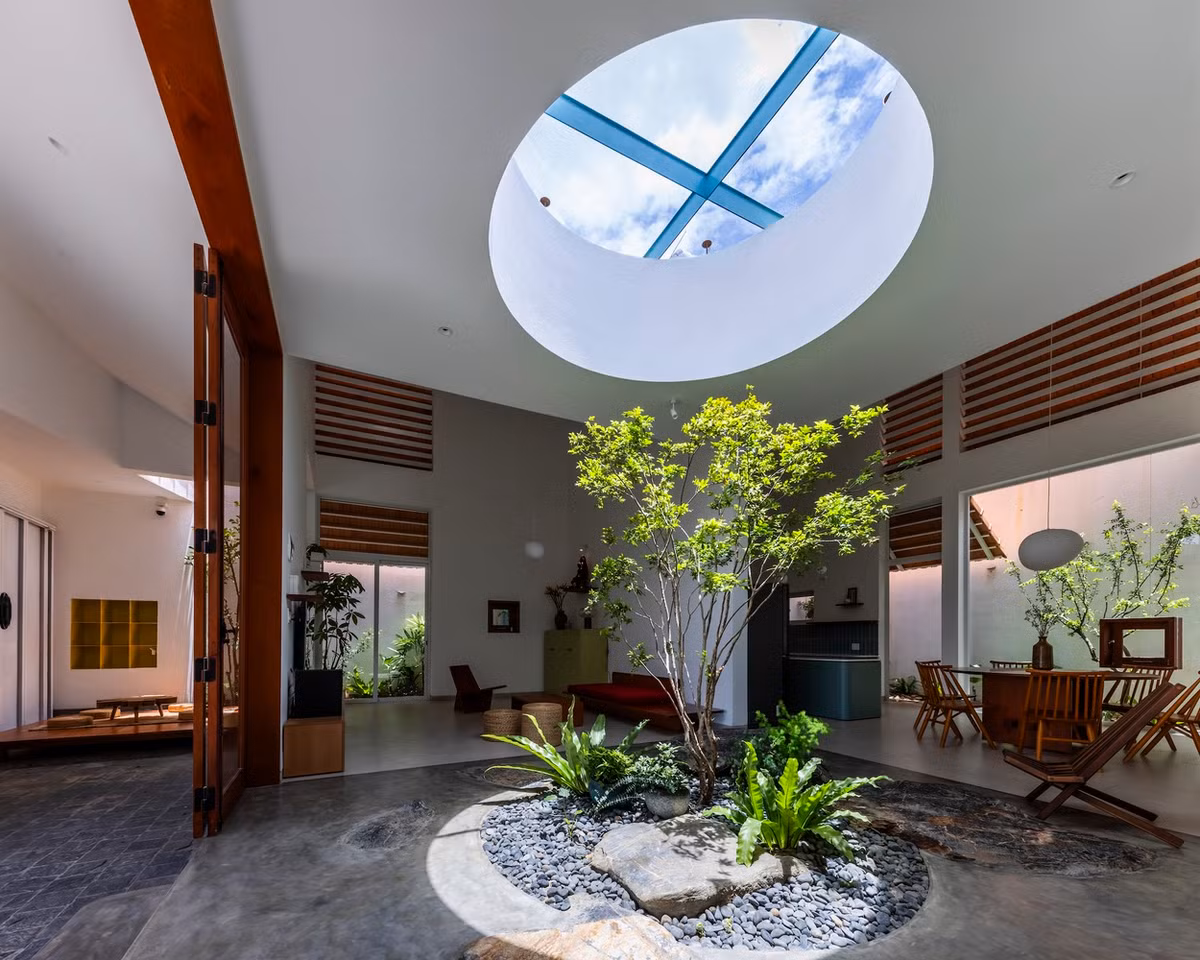 Kiến trúc sư tạo một “lỗ đón gió” lớn ở giữa nhà và các khe sáng – gió bao quanh nhà giúp ánh sáng và gió len lỏi vào mọi ngóc ngách.