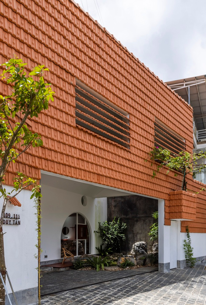 Dù khí hậu khắc nghiệt như vậy nhưng không khí lại rất dễ chịu và mát mẻ quanh năm. Vì thế, ngói là vật liệu chính được kiến trúc sư lựa chọn cho căn nhà.