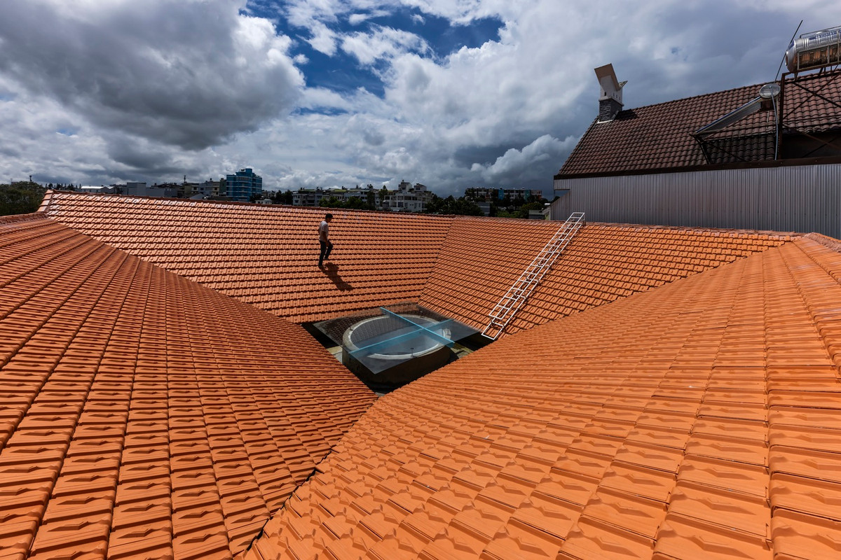 Do đó, ngói vừa có tác dụng làm mái, làm tường, bao che và tạo khe để lấy gió vào nhà, kết hợp với các mảng tường 2 lớp cách âm, cách nhiệt.