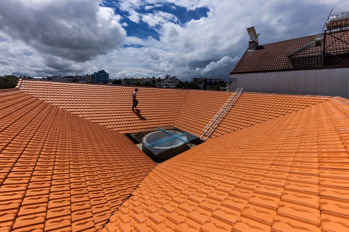 Do đó, ngói vừa có tác dụng làm mái, làm tường, bao che và tạo khe để lấy gió vào nhà, kết hợp với các mảng tường 2 lớp cách âm, cách nhiệt.