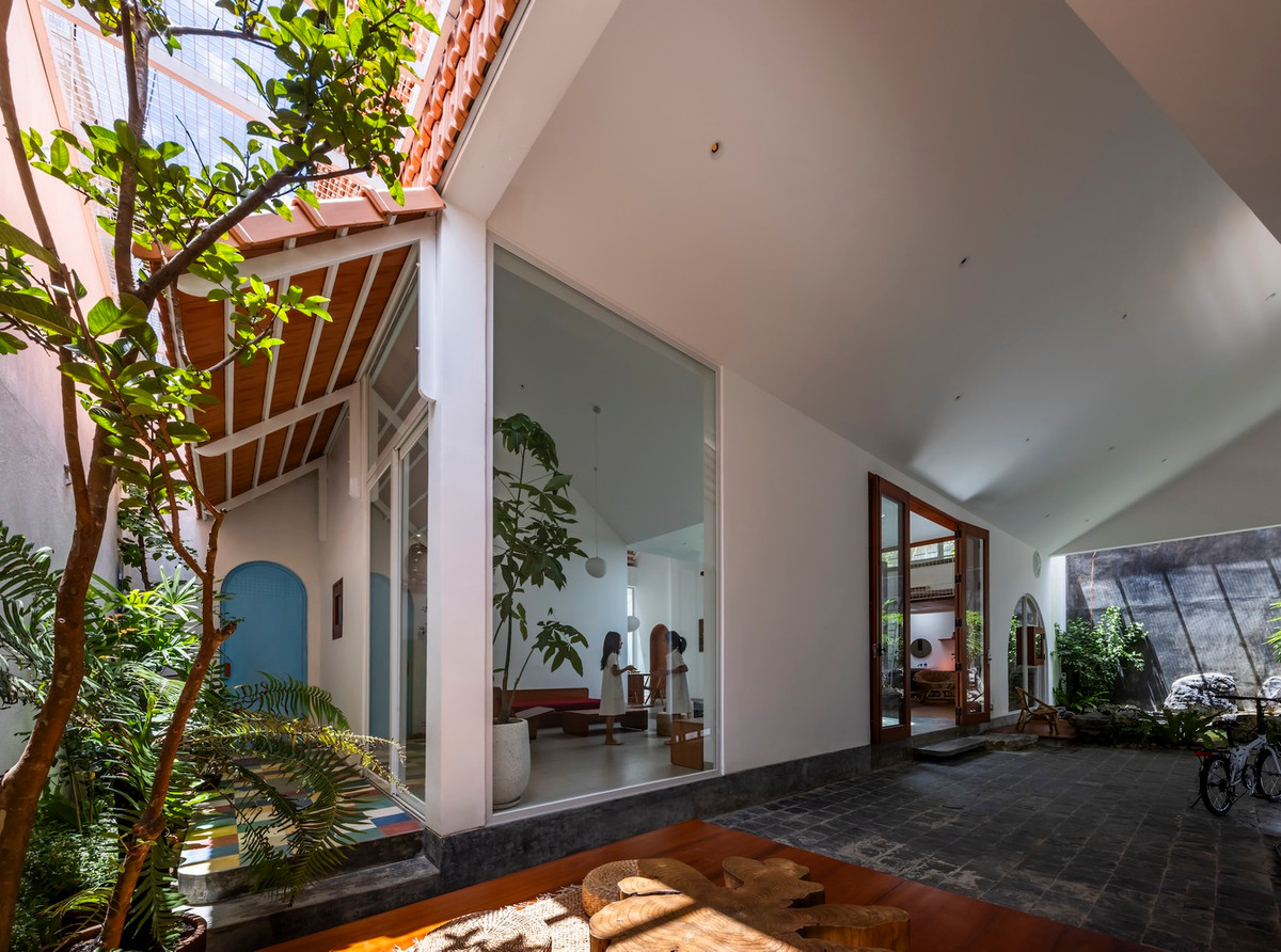 Không gian trong nhà được ngăn chia có trật tự, đảm bảo sự riêng tư cho các thành viên.