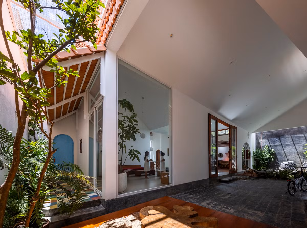 Không gian trong nhà được ngăn chia có trật tự, đảm bảo sự riêng tư cho các thành viên.