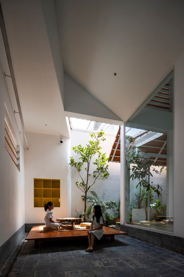 Sân sau nhà là không gian thư giãn.