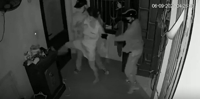 Hà Nội: Nhóm cướp vào phòng ngủ của gia chủ để đòi tài sản Ha Noi: Nhom cuop vao phong ngu cua gia chu de doi tai san