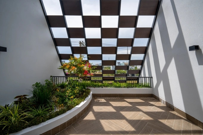 Hệ lam cách tân được biến hóa như những ô cửa nhỏ khiến nhiều người ngỡ như căn nhà "không có mái".